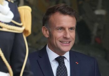 Crise gouvernementale : la France attend la décision de Macron comme Premier ministre