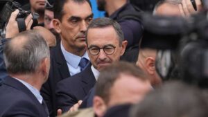 Derniers pourparlers : le président Macron sous pression croissante dans la crise gouvernementale