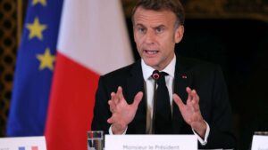 France : Macron entame une consultation de crise avec les dirigeants des partis