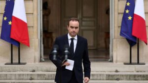 La première démission: la crise en France dégénère - Macron massivement sous pression