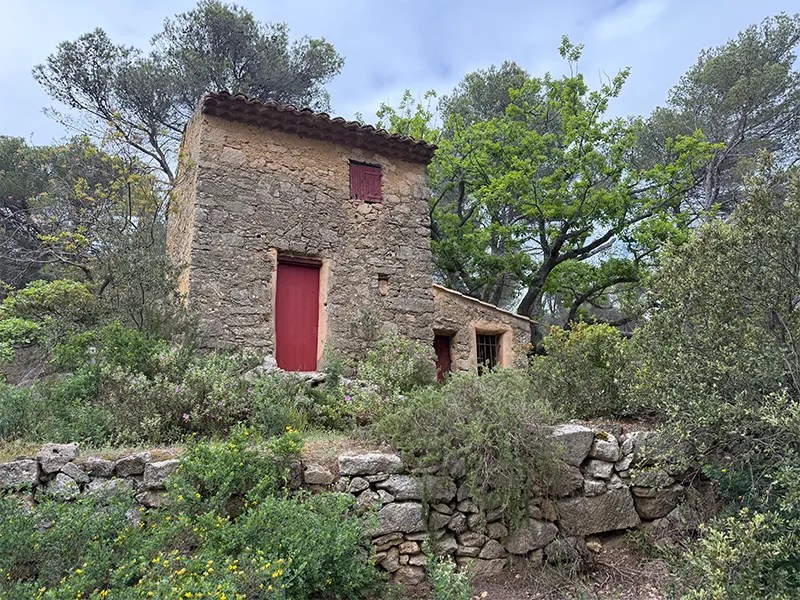 La cabane en pierre Cézanne louée aux Carrières de Bibémus