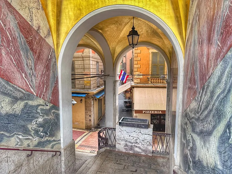 Entrée de la ville nouvelle à la vieille ville avec de magnifiques murs en marbre en trompe l'oeil