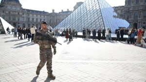 Après le vol de bijoux : de nouvelles mesures de sécurité pour le Louvre cette année