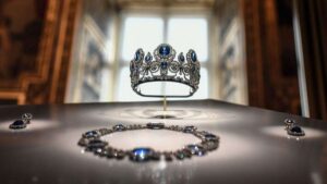 Après le vol du siècle : Sous escorte policière : Paris Louvre égare ses bijoux