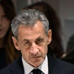 Après presque trois semaines de prison : l'ex-président français Sarkozy est à nouveau libre