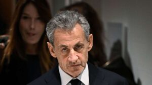 Après presque trois semaines de prison : l'ex-président français Sarkozy est à nouveau libre
