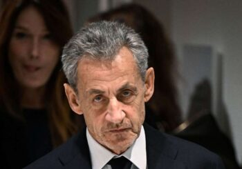 Après presque trois semaines de prison : l&rsquo;ex-président français Sarkozy est à nouveau libre