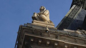 Chasse à l'homme : Effraction du Louvre : les enquêteurs suivent plus de 150 pistes