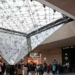France : le Louvre rouvre après un vol de bijoux