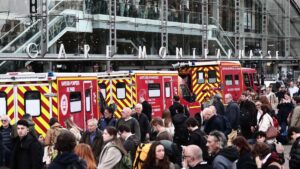 Opération Gare Montparnasse : Un homme sort un couteau à Paris - un policier lui tire dessus