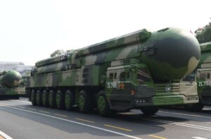 Pourquoi la Chine renforce-t-elle massivement son arsenal d’armes nucléaires ?