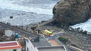 Surf dangereux : trois Allemands également blessés par des vagues géantes à Tenerife