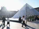 Visible pendant trois minutes : les TikTokers accrochent brièvement leur propre photo au Louvre