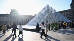 Visible pendant trois minutes : les TikTokers accrochent brièvement leur propre photo au Louvre