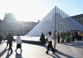 Visible pendant trois minutes : les TikTokers accrochent brièvement leur propre photo au Louvre