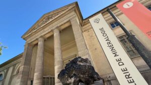 Vol de musée : Vol d'or dans un musée de Paris : Une jeune femme interpellée