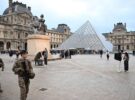 Vol spectaculaire : Vol de bijoux au Louvre – les enquêteurs vérifient le système d’alarme