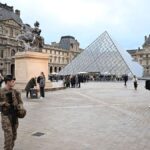 Vol spectaculaire : Vol de bijoux au Louvre – les enquêteurs vérifient le système d'alarme