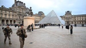 Vol spectaculaire : Vol de bijoux au Louvre – les enquêteurs vérifient le système d'alarme
