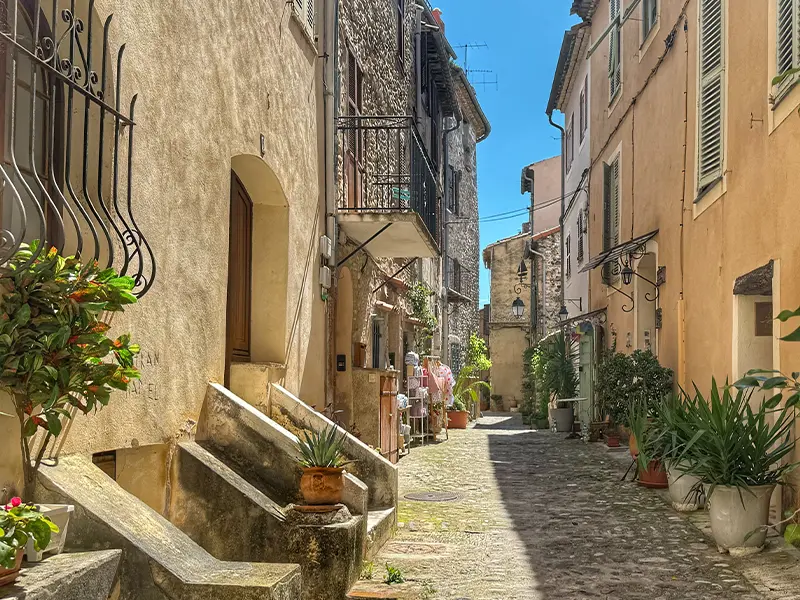 Jolie rue pavée du Haut-de-Cagnes