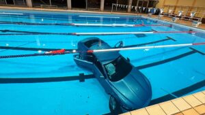 Curiosité venue de France : une femme percute sa voiture dans une piscine couverte