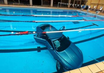 Curiosité venue de France : une femme percute sa voiture dans une piscine couverte