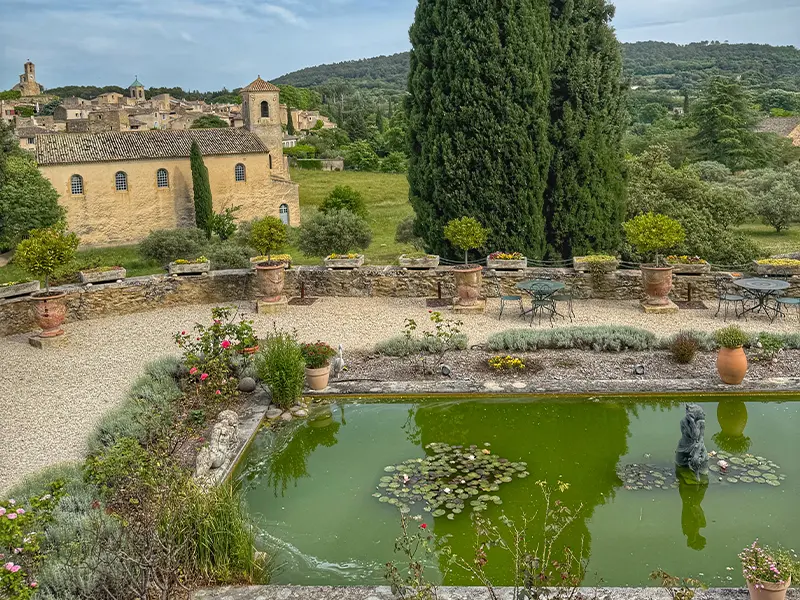 Vue sur Lourmarin depuis la cour du château