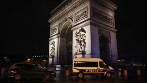 Crime : Attentat terroriste à l'Arc de Triomphe à Paris - le gendarme indemne