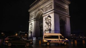 France : Gendarme agressé à l'Arc de Triomphe de Paris – soupçon de terrorisme