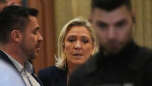 Procès : le parquet veut exclure Le Pen des élections – mais pas immédiatement