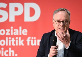 Stoch se rend à la banque alimentaire – le chauffeur est ensuite censé lui rapporter des friandises en France