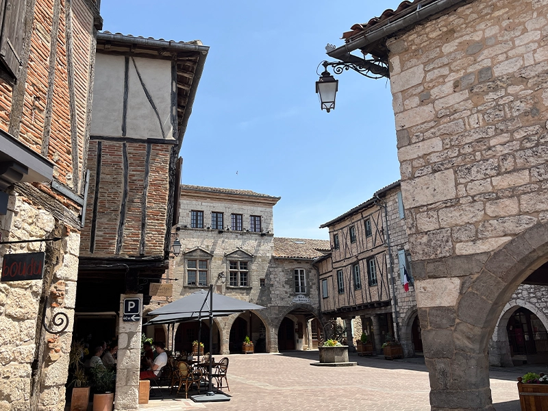 Photo Gillian Thornton Place des Arcades, Castelnau-de-Montmiral