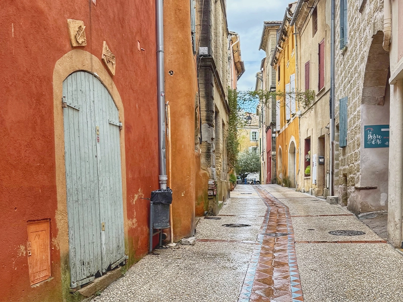 Photo Janine Marsh Rue de Saint-Quentin-la-Poterie avec puits carrelé