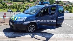 Détenu captif par son père : un enfant de neuf ans découvert nu et sous-alimenté dans un minibus