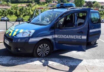 Détenu captif par son père : un enfant de neuf ans découvert nu et sous-alimenté dans un minibus