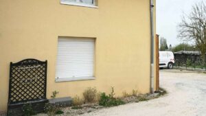 France : un enfant de neuf ans découvert nu et sous-alimenté dans un minibus