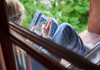 Protection de l&rsquo;enfance : le Sénat demande l&rsquo;interdiction de nombreux réseaux sociaux aux moins de 15 ans