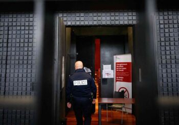 Meurtrier d’enfants accusé : Procès en France : l’homme masqué rejette l’accusation de meurtre
