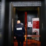 Procès en France : « Mask Man » rejette les accusations de meurtre