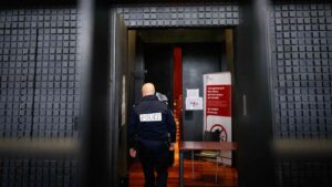 Procès en France : « Mask Man » rejette les accusations de meurtre