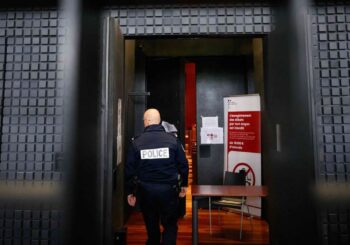 Procès en France : « Mask Man » rejette les accusations de meurtre