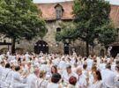 Esslingen : la société vêtue de blanc se réunit à l&rsquo;Altstadt-Hof d&rsquo;Esslingen