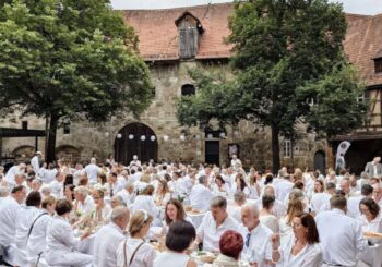 Esslingen : la société vêtue de blanc se réunit à l&rsquo;Altstadt-Hof d&rsquo;Esslingen