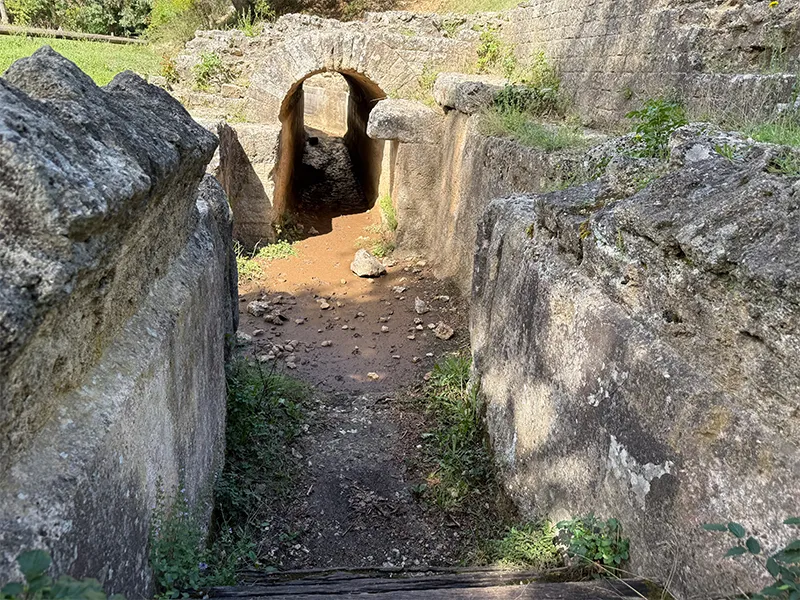 Photo Janine Marsh Vestiges du tunnel romain qui alimentait en eau le long du Pont du Gard et jusqu'à Nîmes, vallée de l'Eure