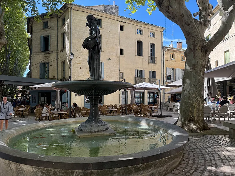 Photo Janine Marsh La vie de café sur le boulevard où se dressaient autrefois les remparts