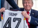 Au sommet du G7 à Évian : Merz donne à Trump le maillot de l&rsquo;équipe nationale avec le numéro 47