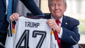 Au sommet du G7 à Évian : Merz donne à Trump le maillot de l'équipe nationale avec le numéro 47