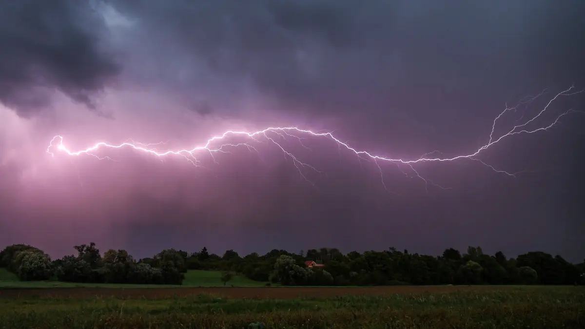 Blitze eines Gewitters sind am Abendhimmel bei einem Gewitter zu sehen (Archivfoto).