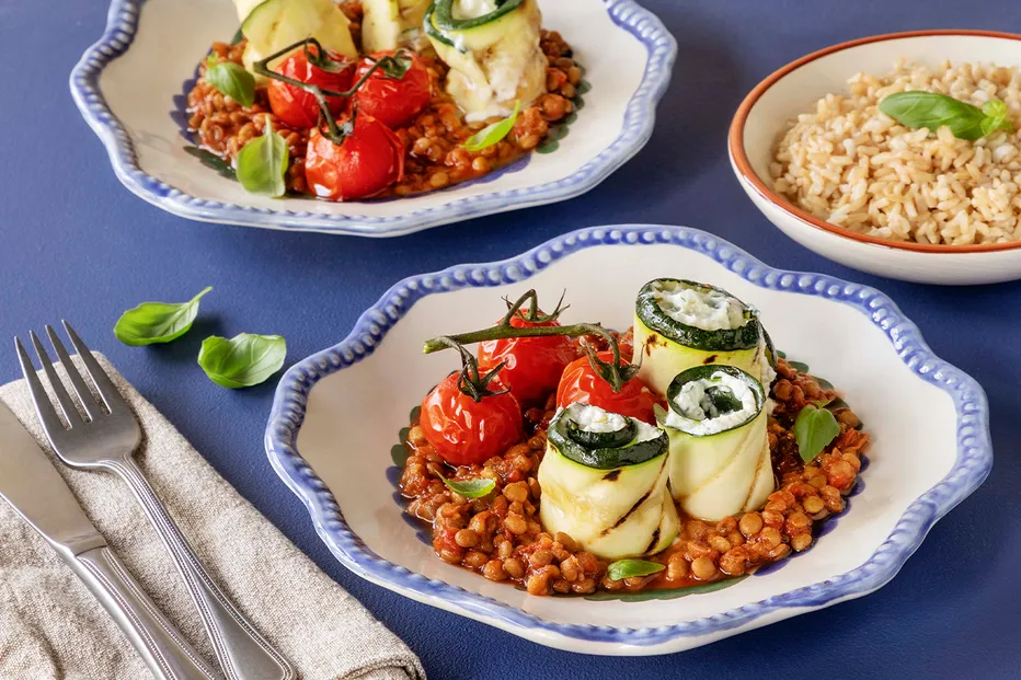 Rolos de curgete com tomate e lentilhas, acompanhados de arroz