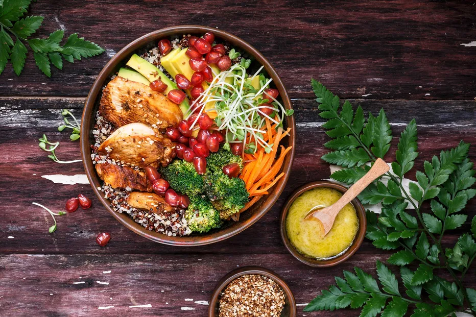 Prato com frango, quinoa, abacate, romã e brócolos